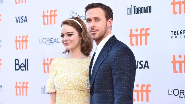 Emma Stone dan Ryan Gosling beradu akting di film La La Land yang mendapat standing ovation di festival-festival.