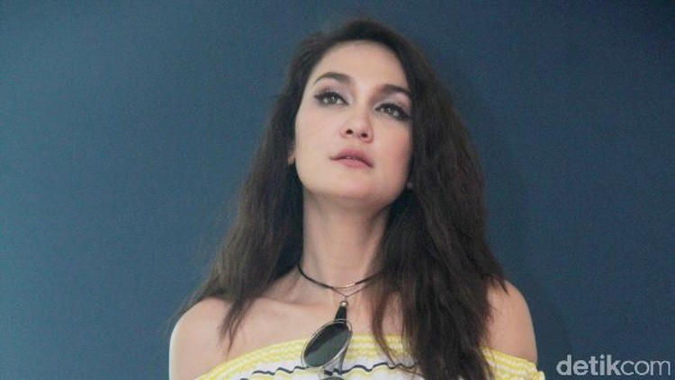 Luna Maya curhat bagaimana isi hatinya saat ditawari untuk menemani pengusaha kaya ke luar negeri. Simak penjelasannya sebagai berikut ya Bun.