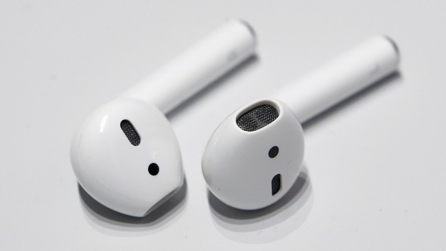 Airpods, earphone nirkabel buatan Apple, kembali didera masalah pada sistem penerimaan sinyal Bluetooth.