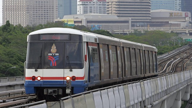 Bangkok pernah punya problem kemacetan hampir sama dengan di Jakarta. Namun, dengan keseriusan pembangunan transportasi massal, kini Jakarta tertinggal jauh.
