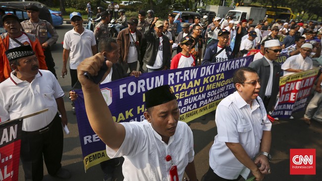 Forum RT/RW DKI Jakarta itu protes dengan sikap Ahok memfitnah pengurus RT/RW yang katanya hanya mengambil jatah uang sampah dan keamanan.