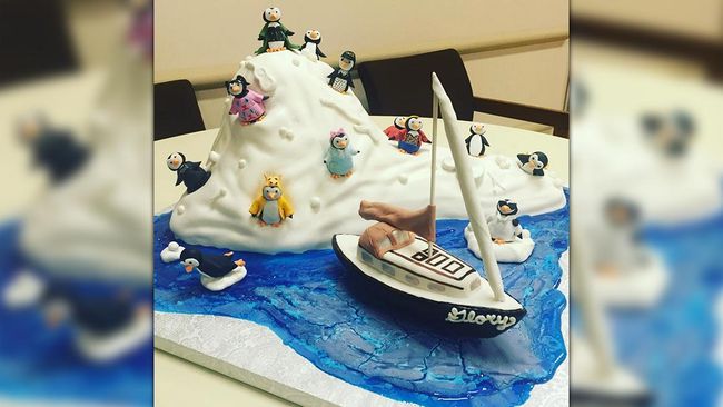 Sebuah toko kue di Maryland kembali menghadiahi penyanyi Meghan Trainor kue tart untuk merayakan awal tur konser keliling dunia.