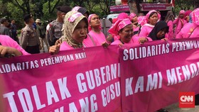 Ibu Rumah Tangga Berbaju Pink Demo Ahok
