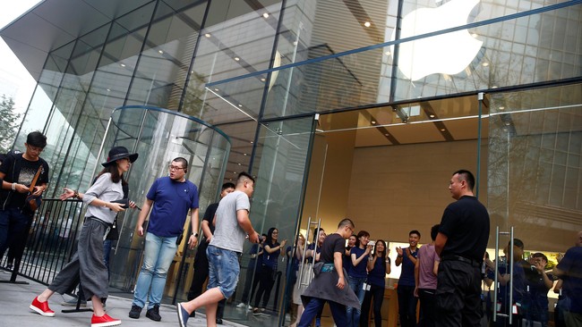 Dengan alasan Apple "enggan mengembalikan uang", pria ini menghancurkan sejumlah perangkat seperti iPhone di dalam Apple Store.