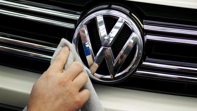 Volkswagen mengatakan bakal mempercepat perubahan pabriknya di Jerman untuk memproduksi mobil listrik guna menanggapi ekspansi Tesla.