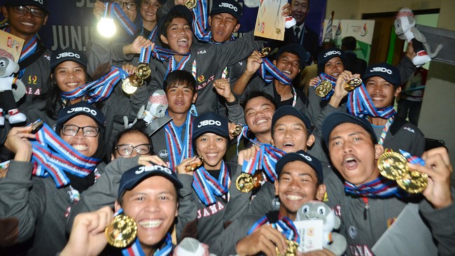 Kontingen Jawa Barat melakukan balas dendam dengan merebut dua emas orkes barisan dan lima emas judo untuk mengamankan puncak klasemen.