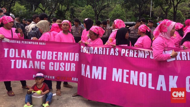 Mereka menuding Ahok berbuat zalim atas penggusuran yang selama ini terjadi. Mereka mengajak warga Jakarta tak lagi memilih Ahok.