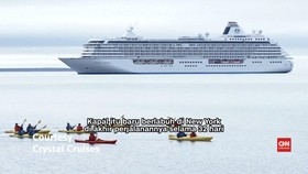 Perjalanan Kapal Pesiar Mewah Membelah Perairan Dingin