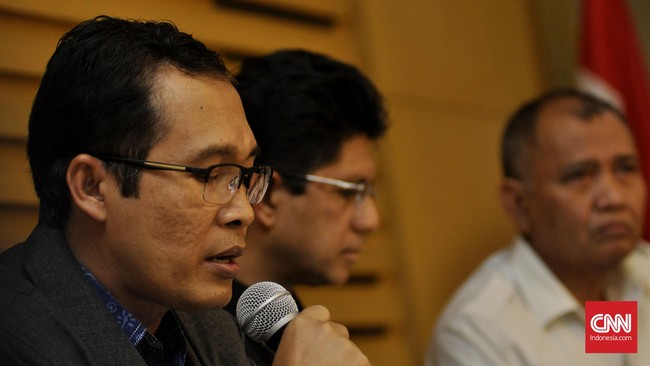 KPK menduga jaksa bernama Farizal itu menerima suap Rp365 juta untuk membantu Dirut CV Semesta Berjaya yang berperkara di Pengadilan Negeri Padang.