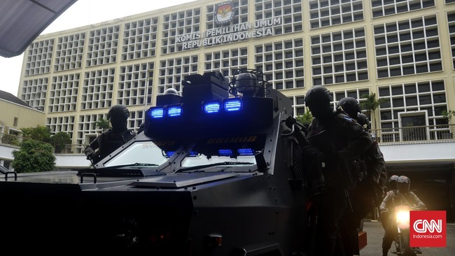 Polisi akan mulai menutup Jalan Imam Bonjol depan Gedung KPU mulai pukul 16.00 WIB terkait pengambilan nomor urut Jokowi-Ma'ruf dan Prabowo-Sandiaga.