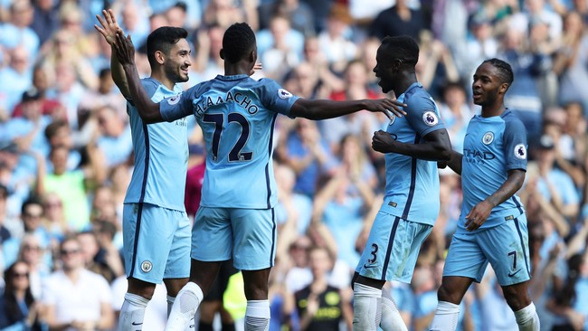 Ilkay Guendogan memerhatikan dengan serius permainan Manchester City saat dirinya masih dalam kondisi cedera di awal musim.