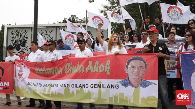 Ahok siap menjemput Megawati jika sang Ketua Umum PDIP berniat mengantarnya mendaftar ke KPUD siang ini. Ia membawa rombongan dari partai-partai pendukung.