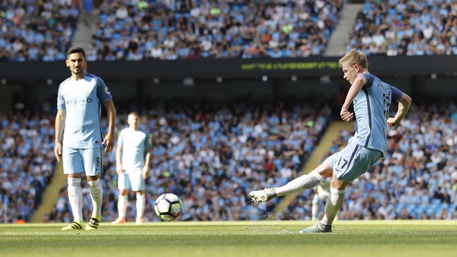 Manchester City berhasil mempertahankan posisi di puncak klasemen sementara Liga Primer Inggris berkat kemenangan telak 4-0 atas Bournemouth.