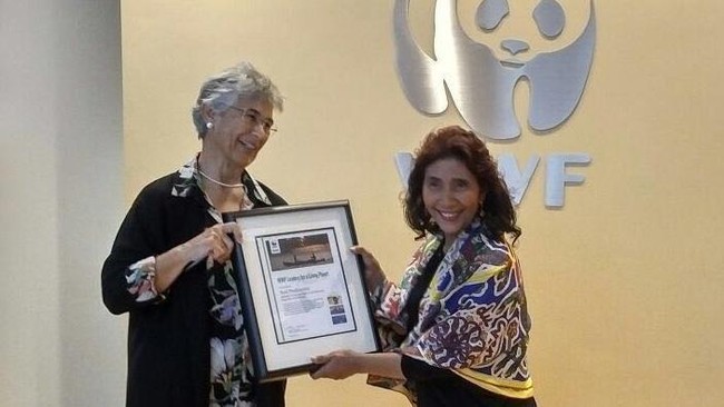 Keteguhan Menteri Susi memberantas praktek perikanan ilegal membuatnya mendapat penghargaan 'Leaders for a Living Planet Awards' dari WWF Internasional.