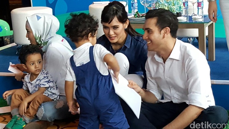 Sudah sewajarnya kalau anak nyaman ngobrol dan bisa mencurahkan isi hatinya ke sang bunda atau ayah.