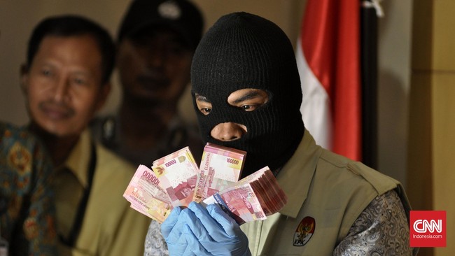 Kepala Kantor Wilayah Bea Cukai Riau periode 2019-2021 jadi tersangka kasus dugaan korupsi kegiatan impor gula.