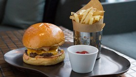 Tokyo Siapkan Burger Emas Raksasa Sambut Kaisar Baru
