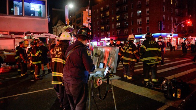 Polisi menemukan panci presto dengan kabel berwarna gelap yang keluar dari bagian atasnya, di sekitar lokasi ledakan di Chelsea, Manhattan, New York.