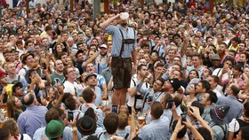 Bir dan Tawa Tumpah-ruah di Oktoberfest