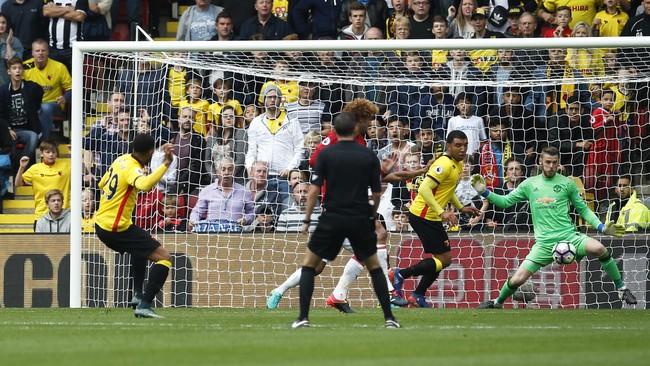 Manchester United tertinggal 0-1 dari Watford hingga jeda babak pertama pertandingan Liga Primer Inggris di Stadion Vicarage Road, Minggu (18/9).