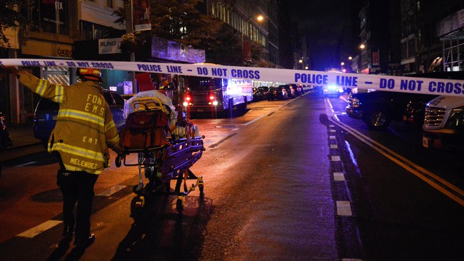 Sehari setelah ledakan mengguncang Manhattan dan melukai 29 orang, polisi masih mencari pelaku dan motif peledakan.