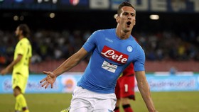 Dua Gol Milik Warnai Kemenangan Napoli atas Bologna