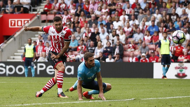 Southampton meraih kemenangan pertamanya di Liga Primer Inggris musim ini setelah mengalahkan Swansea City 1-0 di Stadion St. Mary’s.