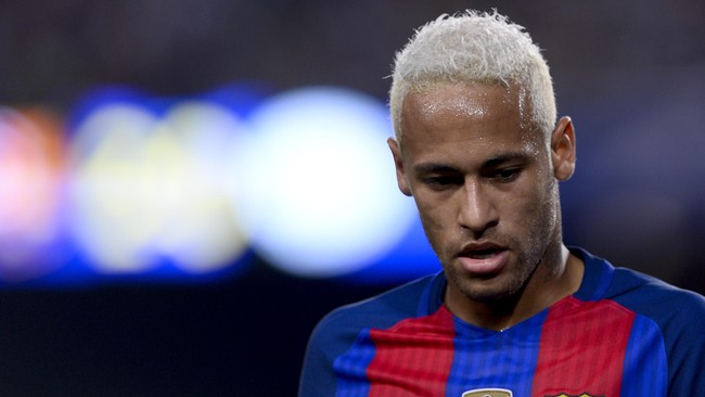 Meski Barcelona menang telak 5-1, Neymar justru dua kali mendapatkan sorotan buruk. Ia sempat cekcok dengan rekan setim dan dianggap provokator.