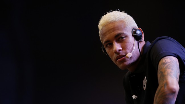 Neymar mendapatkan pujian setelah aksinya memberikan kostum Barcelona pada suporter Sporting Gijon dengan down syndrom.