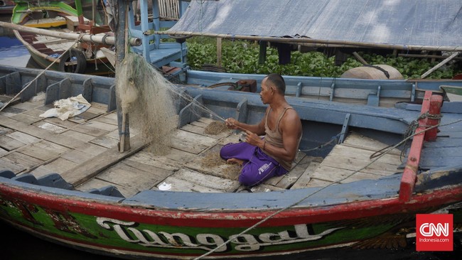 Para nelayan jengkel karena cara kerja mereka dianggap salah menurut kebijakan KKP. Tanpa bongkar muat di laut, ikan bisa busuk karena tak ada lemari pendingin.