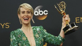 Emmy Awards 2016 Bertabur Dukungan terhadap LGBT