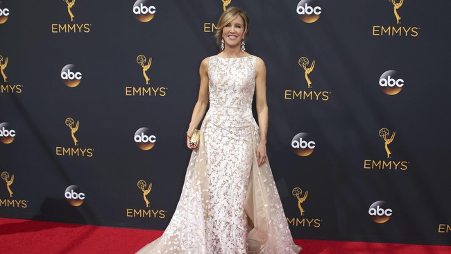 Dua aktris Hollwywood, Felicity Huffman dan Lori Loughlin, masuk daftar 50 tersangka pelaku penipuan untuk memasukkan anak mereka ke universitas elite di AS.