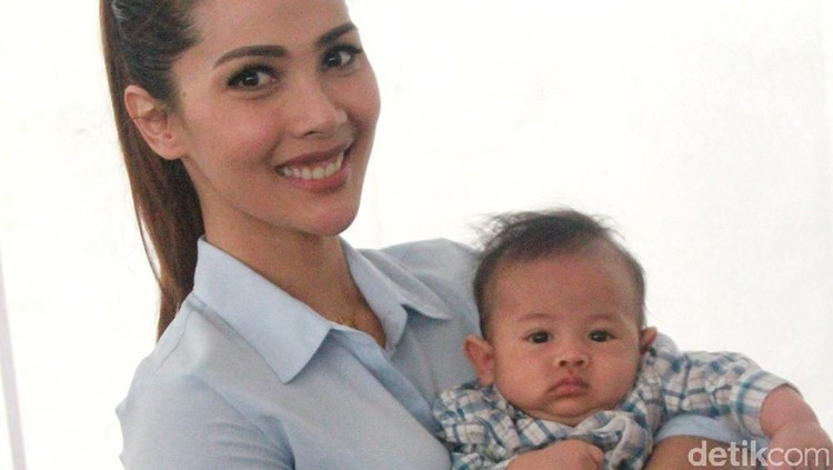 Buat Nadia Mulya, proses menyapih anak-anaknya terbilang nggak terlalu sulit. Termasuk anak ketiganya, Delmar.