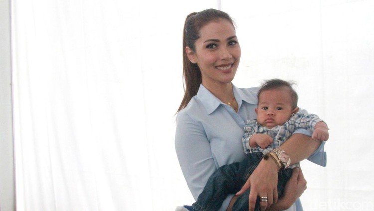 Anak ketiga Nadia Mulya doyan banget makan sayur lalapan. Hmm, gimana ceritanya?