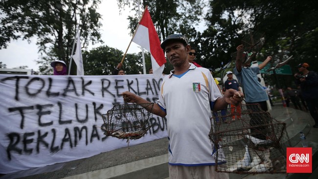 Majelis hakim PTUN menyebutkan bahwa salah satu poin cacat prosedural adalah izin diterbitkan secara diam-diam dan tak melalui konsultasi publik lebih dulu.