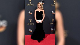 Gaun Selebriti Terbaik di Red Carpet Emmy Awards 2016