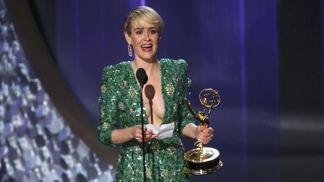 Peraih Emmy Awards itu telah memerankan sejumlah karakter, dari penyihir, wartawati depresi sampai hantu yang kecanduan heroin.