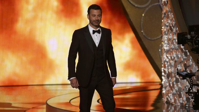 Jimmy Kimmel tak mau berbagi panggung dengan Matt Damon di Oscar 2017. Kalau Damon menang, ia akan memukul kepalanya dengan piala.