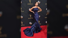 Gaun Memikat Emily Ratajkowski di Karpet Merah Emmy