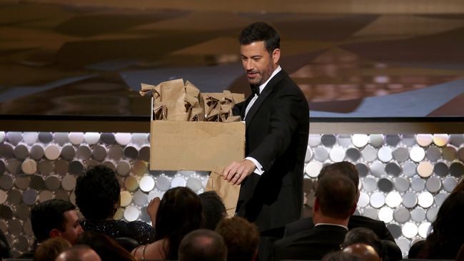 Jimmy Kimmel royal membagikan sandwich kepada para tamu di acara Emmy. Padahal di rumah, sang komedian rajin 'berpuasa' Senin-Kamis.