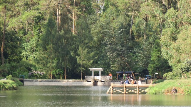 Sekitar 60 kilometer dari pusat Kota Bandung ada sebuah danau yang menyimpan banyak cerita dan rahasia.