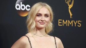Sophie Turner Dapat Pelajaran Seks dari 'Game of Thrones'