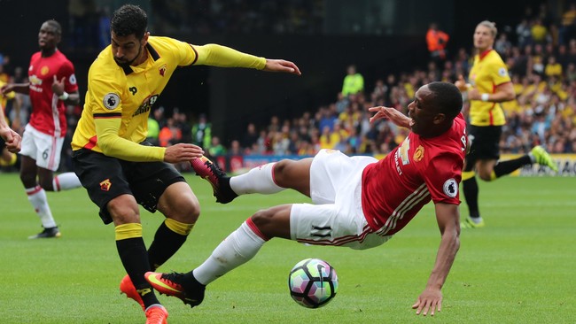 Publik Man United menilai seharusnya wasit pemimpin laga meniup peluit ketika Martial terlihat dilanggar Miguel Britos yang berujung gol. Betulkah pelanggaran?