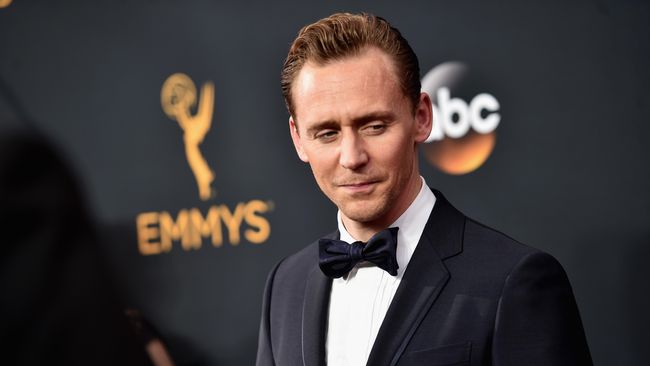 Tom Hiddleston terlihat bermesraan dengan aktris yang digandengnya di atas panggung Emmy Awards 2016.