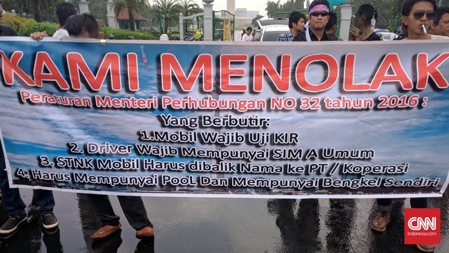 Penentuan batas tarif taksi online dalam revisi Peraturan Menteri Perhubungan Nomor 32 Tahun 2016 merupakan poin yang paling banyak dibicarakan.