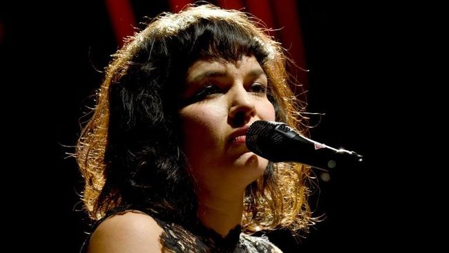 Penyanyi yang pernah membawa pulang 8 Grammy lewat debutnya 'Come Away With Me', kembali ke jazz dan merilis album 'Day Breaks'.