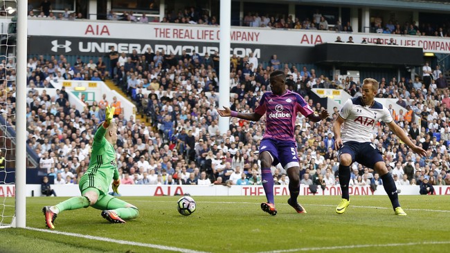 Tottenham Hotspur naik ke peringkat tiga klasemen sementara Liga Primer Inggris berkat kemenangan tipis 1-0 atas Sunderland di White Hart Lane, Minggu (18/9).