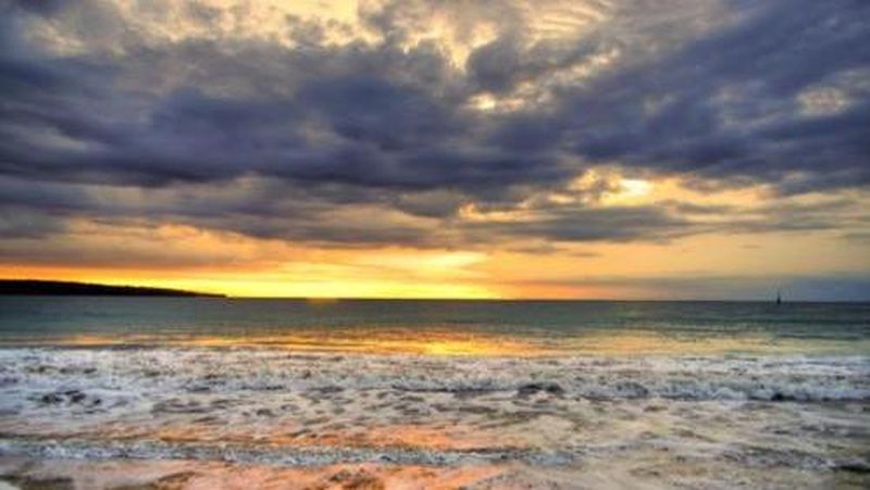 Peserta FamTrip dari Singapura dan Malaysia terpukau dengan indahnya panorama matahari terbenam di pantai Jimbaran, Bali.