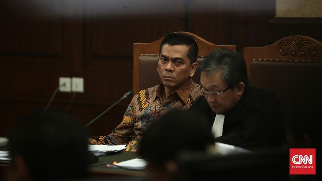 Istri Sanusi, Evelien menyatakan sengaja membeli Audi A5 dengan nama adiknya untuk menghindari biaya pajak progresif mobil.