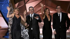 John Oliver Ajak Donald Trump Bertaruh Piala Emmy